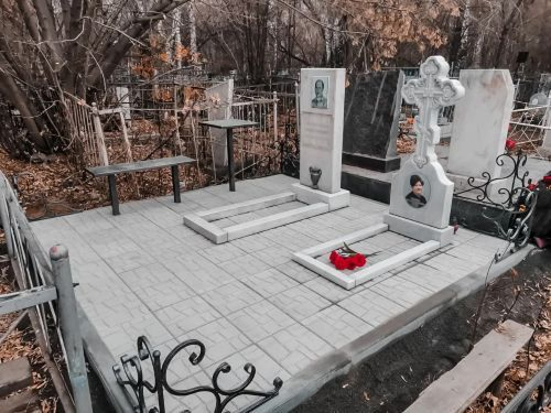 Чем приклеить фото на памятник из гранита?